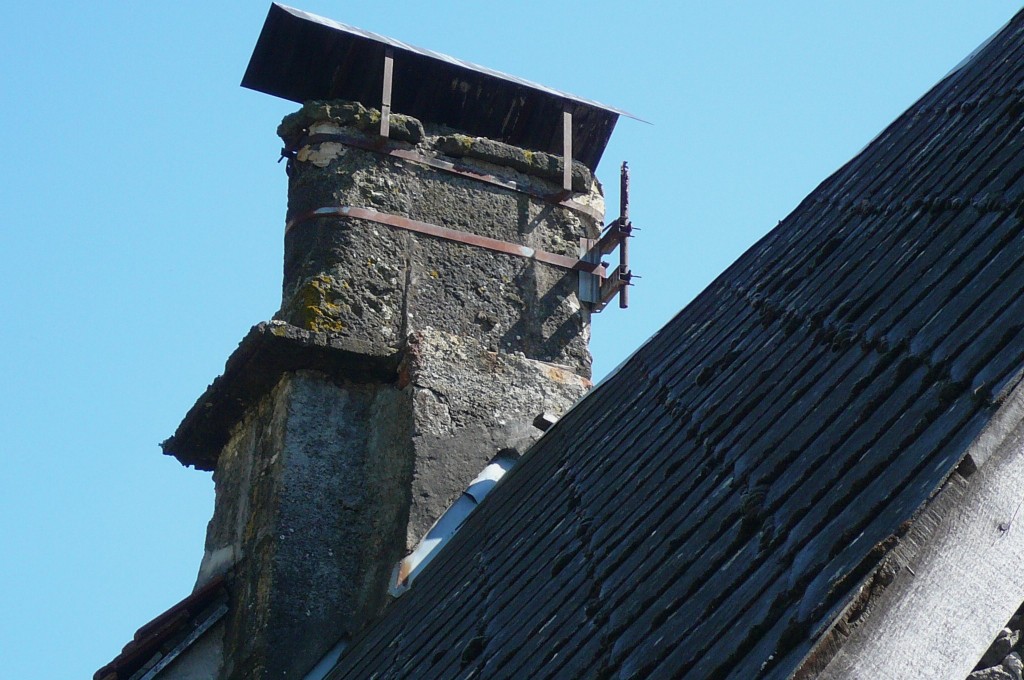 Saint-Cirgues, souche de cheminée arrondie.