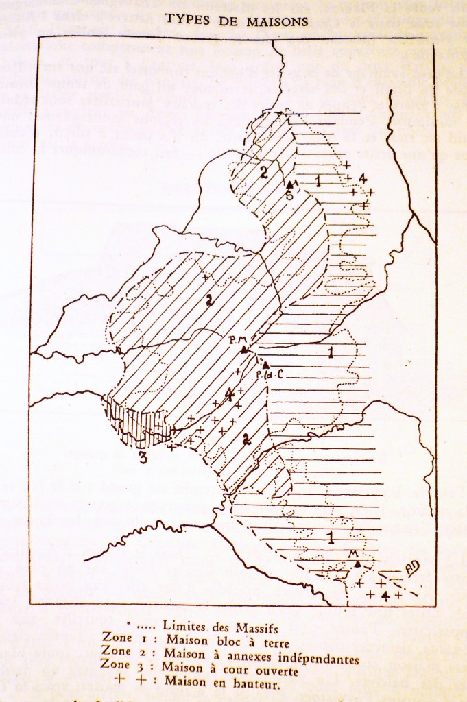 Types de maisons dans les massifs volcaniques (Mont-Dore, Cantal, Aubrac) selon A. Durand, 1946, p.437).